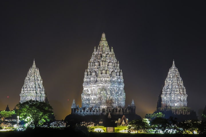Prambanan Sunset Tour and Ramayana Ballet Performance in Yogyakarta