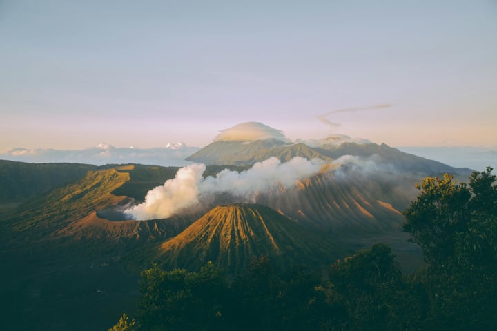 从泗水或玛琅出发，前往布罗莫火山及伊真火山多日共乘游