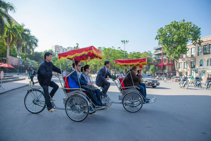 Hanoi Street Food Walking Tour dengan Naik Cyclo