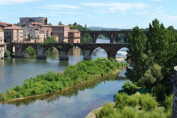 Albi and Cordes-sur-Ciel Bus Tour from Toulouse