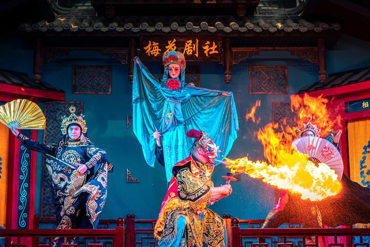 Chengdu Chunxi Road Plum Blossom Theatre* Pertunjukan Seni Opera Sichuan Warisan Budaya Takbenda dengan Atraksi Ganti Wajah