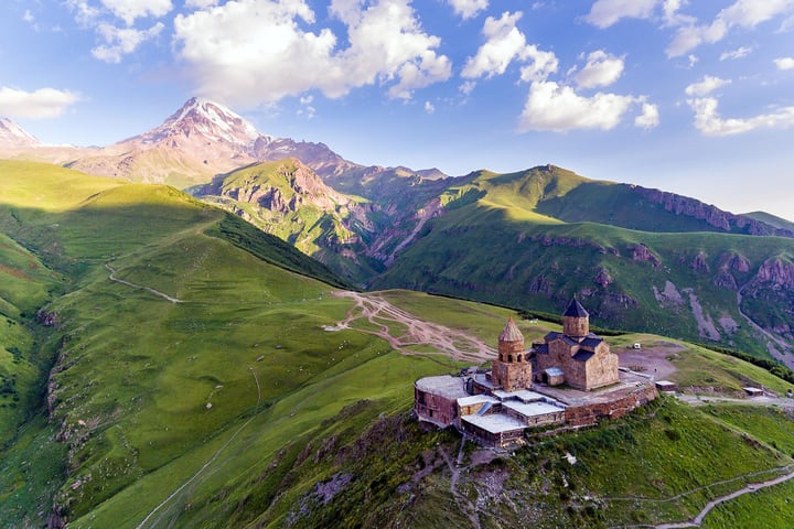 Tur Bus Sehari Penuh Kazbegi dengan Ananuri & Gudauri
