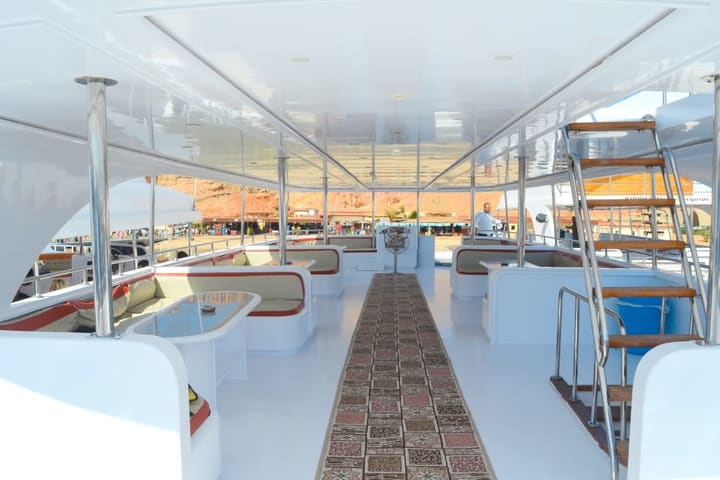 Half-Day Private Red Sea Boat Tour di Sharm El Sheikh