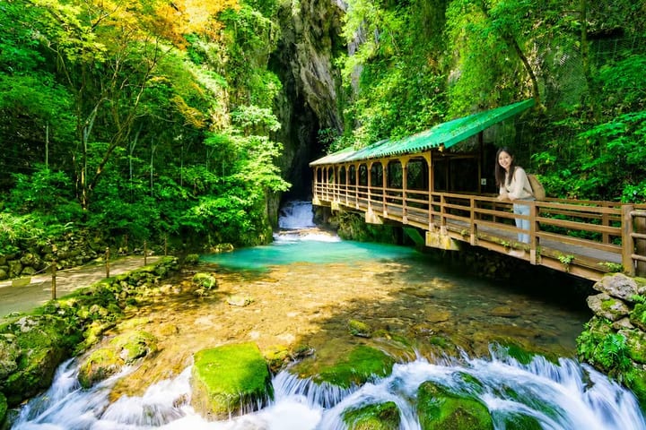 Tur sehari ke Kitakyushu: Gua Akiyoshido & Kuil Motonosumi Inari & Jembatan Tsunoshima (keberangkatan dari Fukuoka)