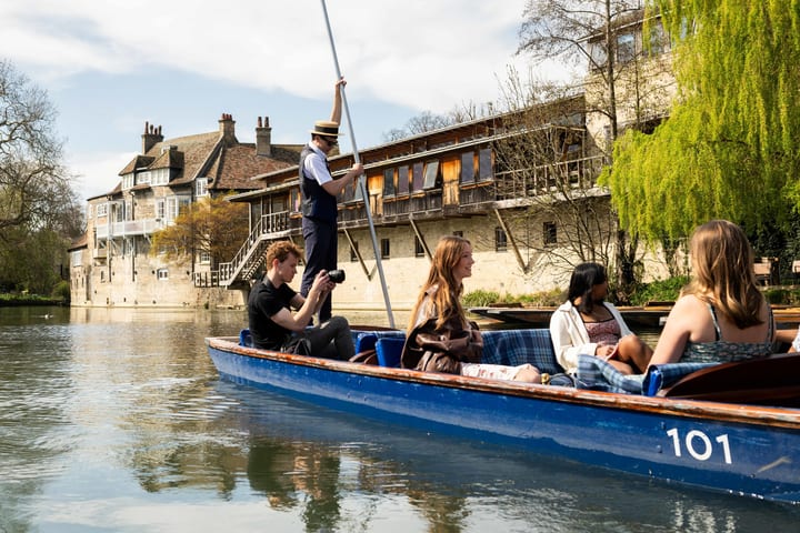Tur Setengah Hari Cambridge University & Sungai Cam dengan Punting