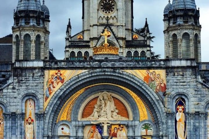 Lourdes Santuaries Private Walking Tour di Prancis