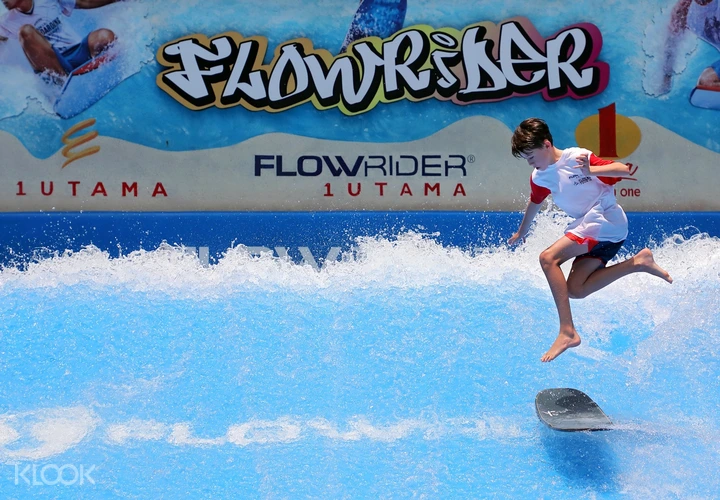 Esperienza di surf FlowRider a Kuala Lumpur Malesia Klook Stati Uniti