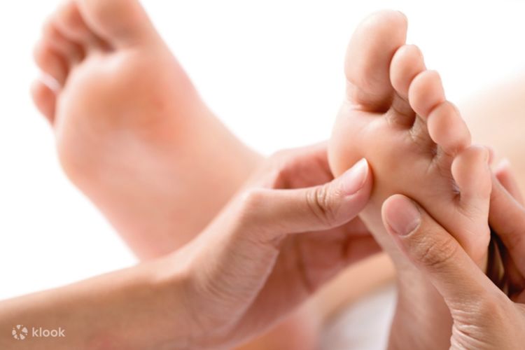 Relaxing online foot massage