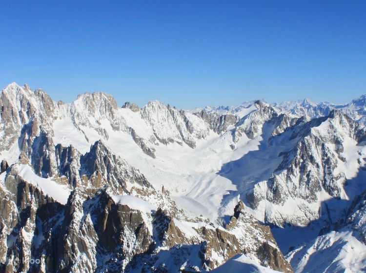 Chamonix Mont Blanc: Nếu bạn muốn tìm kiếm một điểm đến thanh bình, cùng với tầm nhìn tuyệt đẹp từ đỉnh núi cao nhất châu Âu, Chamonix Mont Blanc sẽ là lựa chọn hoàn hảo. Hãy tận hưởng cảm giác được đắm mình vào vẻ đẹp hoang sơ của dãy Alps và thức tỉnh cảm hứng trong bạn.