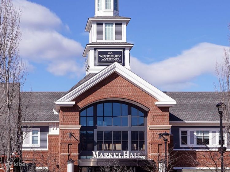 Woodbury Common Premium Outlets Shopping Join In Tour from Manhattan -  Klook, Vereinigte Staaten