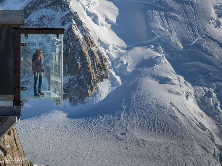 Chamonix Mont Blanc: Đắm mình trong khung cảnh thiên nhiên tuyệt đẹp tại Chamonix Mont Blanc, một trong những điểm đến lý tưởng của những người yêu núi và thích khám phá. Với những cảnh quan trùng điệp, đỉnh núi cao nhất châu Âu sẽ đưa bạn đến những trải nghiệm khó quên.