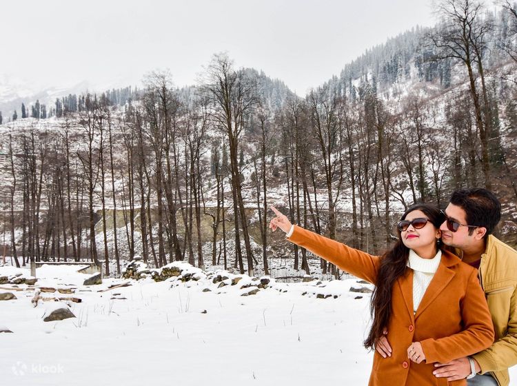 Brahmastra: Lovebirds Ranbir Kapoor-Alia Bhatt Strike A Serious Pose In The  Icy Hills Of Manali – PICS