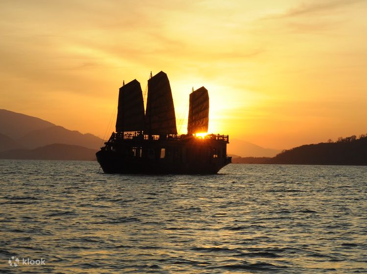 Du thuyền Emperor hứa hẹn mang đến cho bạn một trải nghiệm du thuyền khó quên trên vùng biển đẹp nhất Việt Nam. Với đội ngũ nhân viên chuyên nghiệp, dịch vụ tốt và tiện nghi sang trọng, bạn sẽ có cơ hội thỏa sức khám phá biển khơi, ngắm sao trên bầu trời đêm hay thư giãn tại những bãi biển hoang sơ. Xem những hình ảnh liên quan để hiểu rõ hơn.