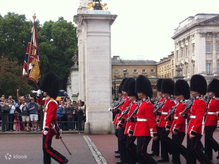 ロンドン バッキンガム宮殿の衛兵交代式、イギリス | Klook