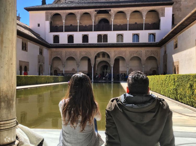 L'Alhambra et les palais nasrides se joignent à la visite historique de  Séville - Klook États-Unis