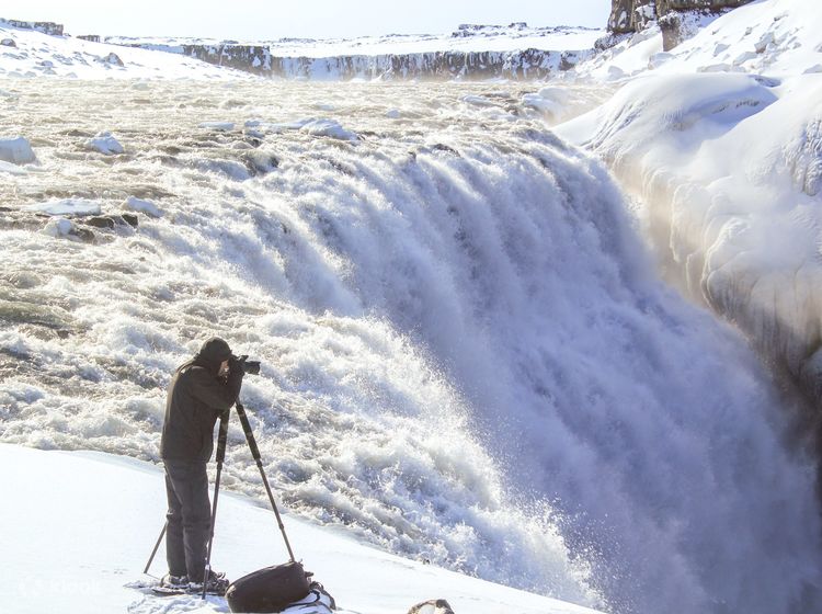 Saksikan Keindahan Alam yang Megah: Air Terjun Dettifoss menghadirkan pemandangan dramatis dengan gemuruh airnya yang deras
