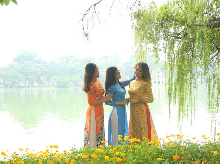 Ao Dai - Vietnamese traditional Dress - Hanoi Etrip