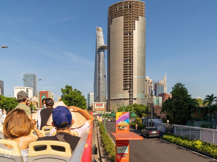 Chào mừng bạn đến với thành phố Hồ Chí Minh với vé Hop-on Hop-off Sightseeing hoàn toàn mới! Với hình ảnh này, bạn sẽ được trải nghiệm cảm giác thuận tiện và dễ dàng khi đi du lịch mà không lo mất thời gian. Hãy cùng xem để tìm hiểu danh sách địa điểm ngắm cảnh và cùng cảm nhận vẻ đẹp thật tuyệt vời của thành phố này!