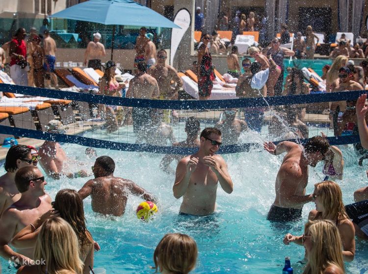 Top 5 Reasons To Do A Vegas Pool Party! - Sapphire Pool