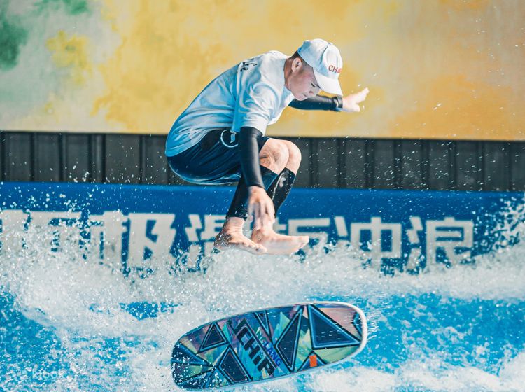 深セン FlowLife Tuoji 屋内スケートボードとサーフィン クラブ体験