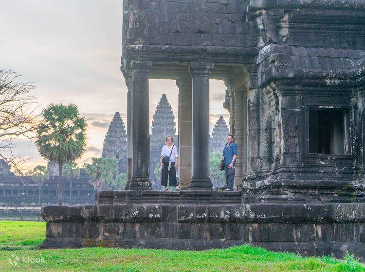 Du lịch Angkor Wat: Thật tuyệt vời nếu bạn có thể đến với một trong những di sản văn hóa thế giới được yêu thích nhất – Angkor Wat. Hãy tham gia vào chuyến tham quan đáng nhớ này và khám phá những căn phòng bí ẩn, những quan tài khổng lồ và những tòa tháp cao ngất. Bức ảnh này sẽ khiến bạn muốn đến khám phá và tận hưởng vẻ đẹp kỳ diệu của Angkor Wat.
