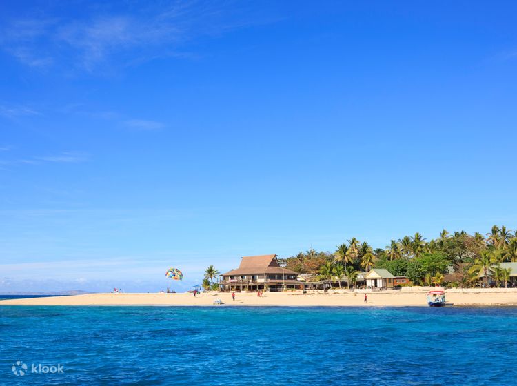 Du lịch đảo Beachcomber từ Fiji là một trải nghiệm tuyệt vời cho những ai yêu thích bãi biển và tận hưởng không khí trong lành. Cảm giác tràn đầy sức sống và thư giãn sẽ khiến bạn muốn đắm mình trong khoảng thời gian này mãi mãi.
