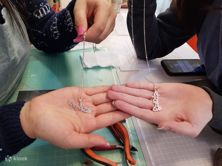 Tati Gabrielle Updates on X: 📸  @TatsBGats at a jewelry making class in  Seoul with her mom 🖤 (1/2) (via IG lettering_jewelry_lab)   / X