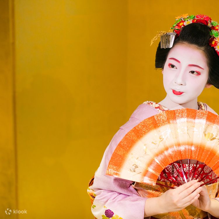 荻野目洋子     DANCING COLORS Yoko Oginome (荻野目洋子) - 'Eat you upp / Dancing hero