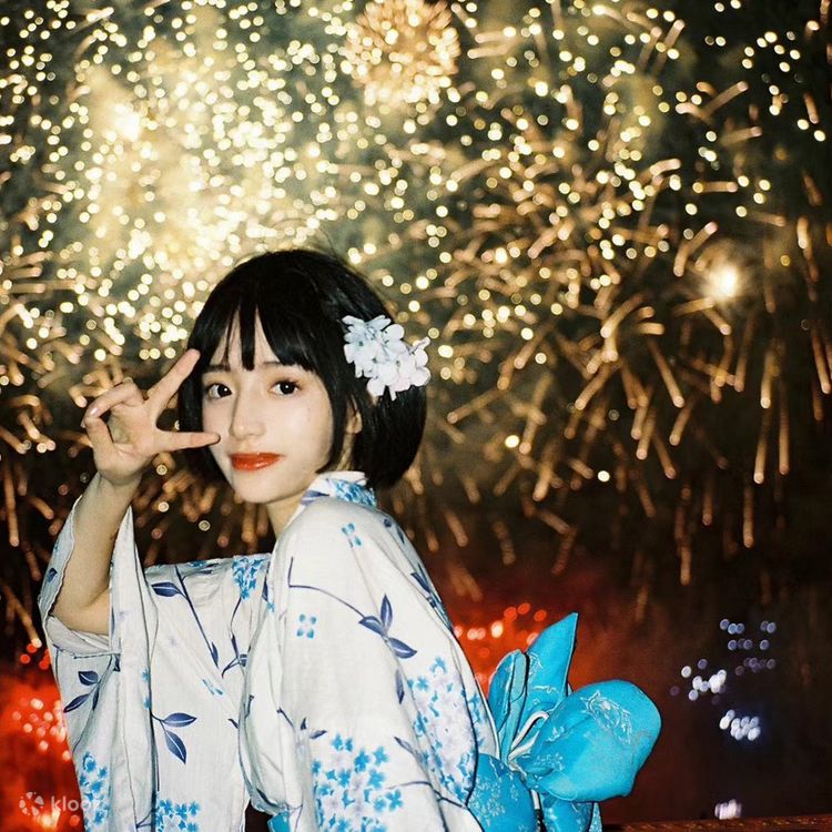 スペイン★Sfera★ コーデを格上げ 大人フリンジ映え KIMONO A beautiful woman in a kimono standing gracefully on a red