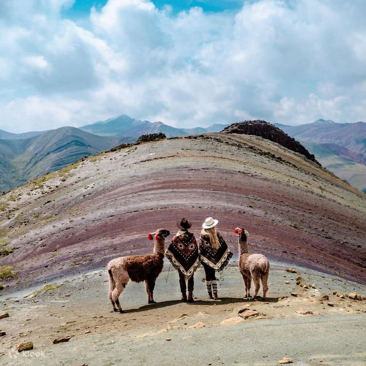 Mountain view  山の景色 7色の山、モンターニャ・デ・7・コローレスの魅力を発見：トレッキング