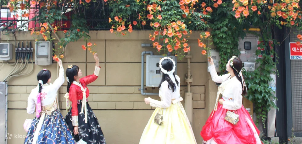 Hanbok Rental near Changdeok Palace by Dorothy Hanbok