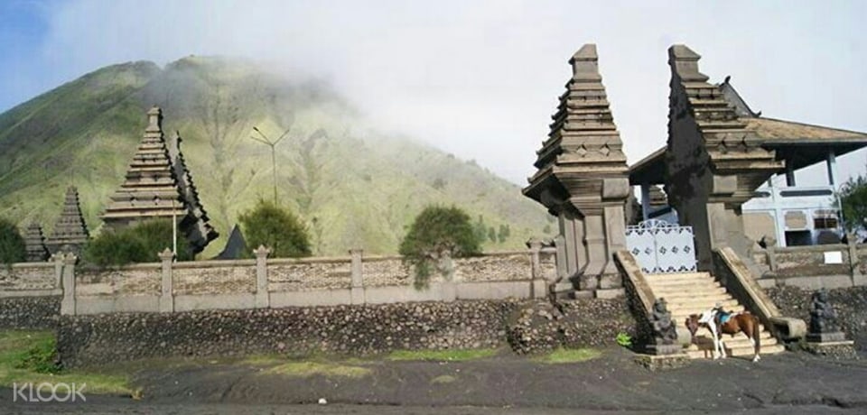Private Tour Sunrise Bromo, Air Terjun, dan Candi dari Malang