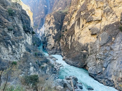 One-day tour of Tiger Leaping Gorge and Dukezong Ancient City in Lijiang