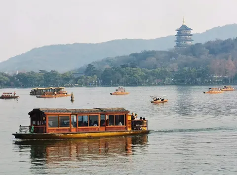 Hangzhou West Lake and Three Ponds Mirroring the Moon Half-Day Small Group Tour (including boat experience)