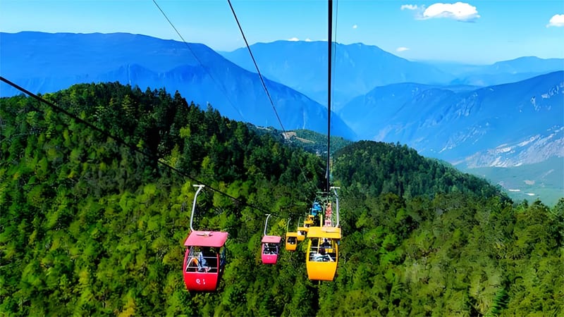 Lijiang Private Small Group 1-Day Tour: Jade Dragon Snow Mountain, Spruce Meadow, Yak Meadow Cableway, Baisha Old Town