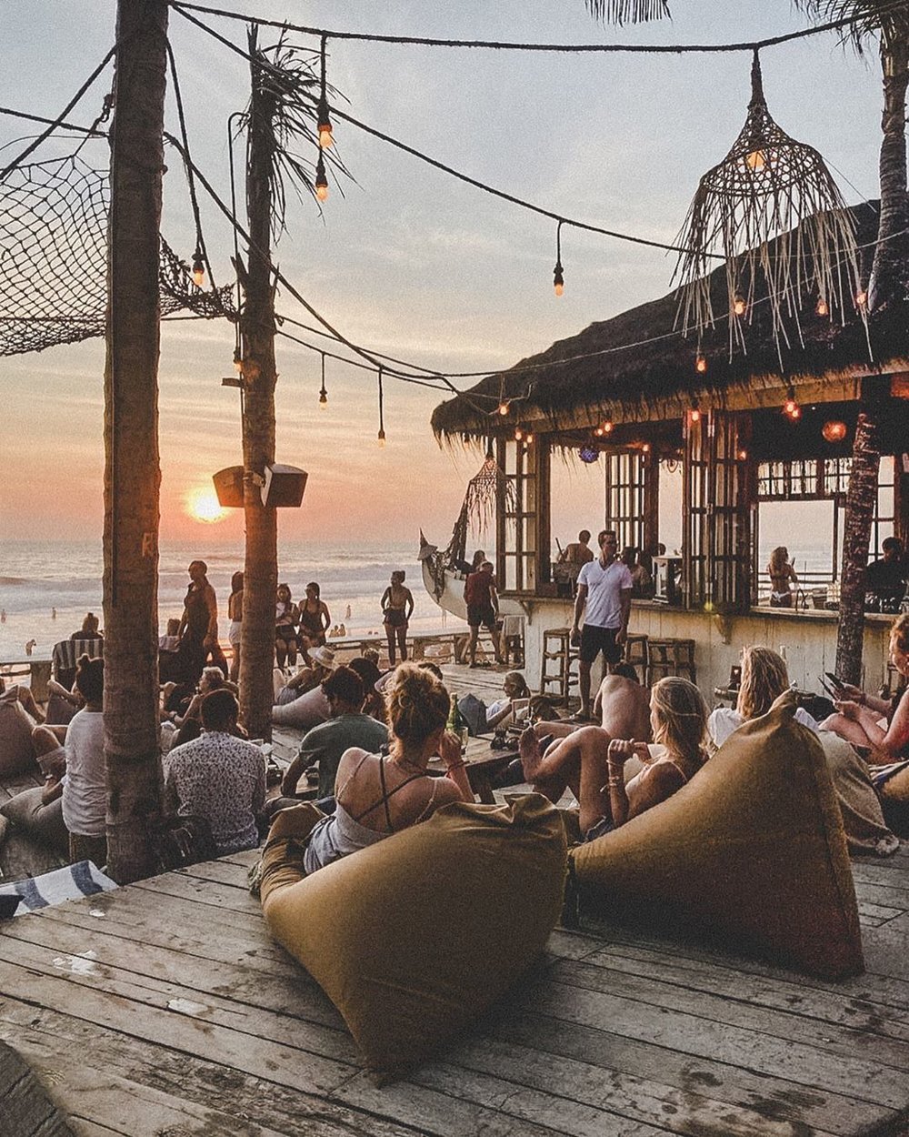 Suasana La Brisa Beach Club di tepi Echo Beach, Canggu