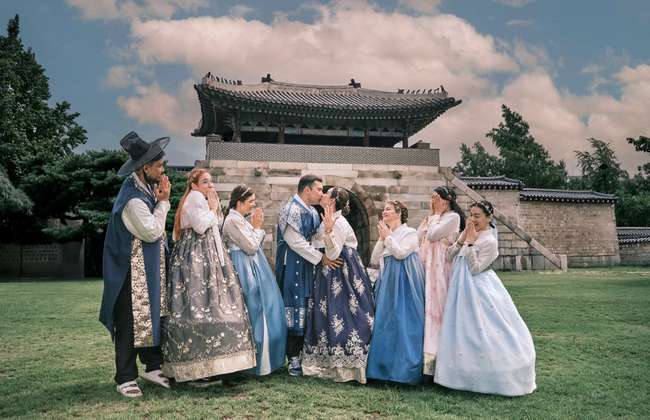 Seoul Gyeongbokgung Hanbok Photoshoot & Korean History Tour