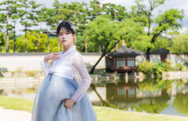Luxury Private Hanbok Rental with Gyeongbokgung and Studio Snap
