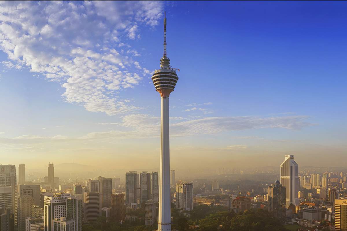 Kuala lumpur tower. Телебашня Менара Малайзия. Башня Менара. Куала Лумпур. Малайзия. Телебашня Куала Лумпур. Телебашня KL Тауэр в Малайзии.