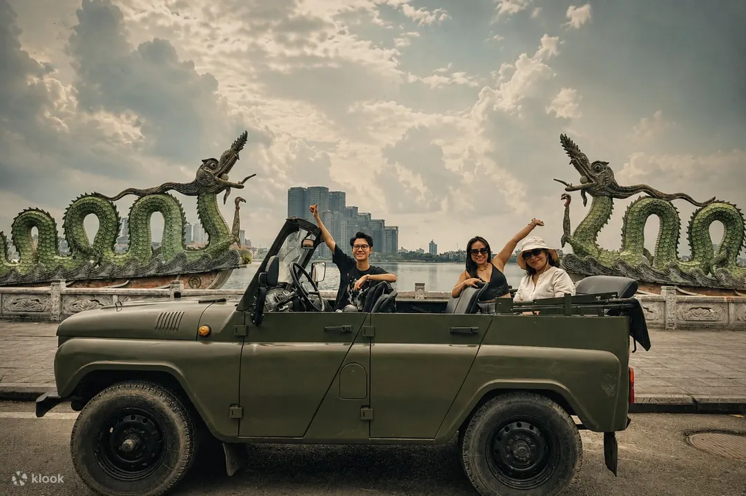 Du ngoạn phố cổ Hà Nội xe Jeep mui trần