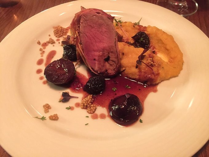 鴨肉軟嫩不柴,價格約每份台幣450元。Photographer | Serina Su