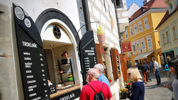 在捷克的熱鬧景點都能找到Trdelnik,加冰淇淋也好吃。Photographer | Serina Su