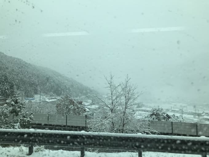 ชมวิวหิมะที่หมู่บ้านชิราคาวะโกะผ่านรถบัสทัวร์จาก Klook