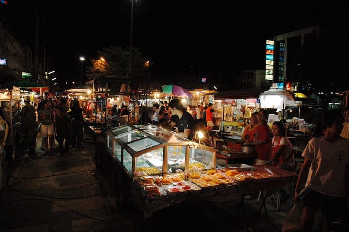 巴衝夜市 Pak Chong Night Market 來源：Flickr@Matt Humphrey