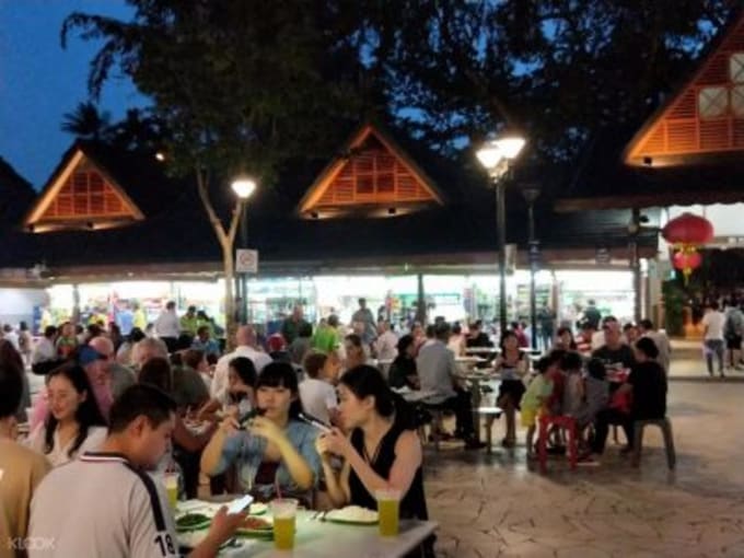  紐頓熟食中心距離烏節路不遠，是洋人很愛去的一個熟食中心。