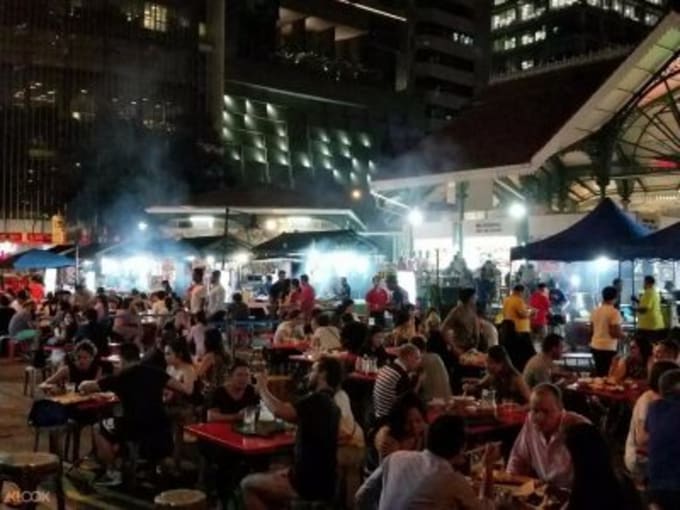 老巴剎建築帶有濃厚維多利亞風格，十分美麗，戶外的沙嗲街更是熱鬧。