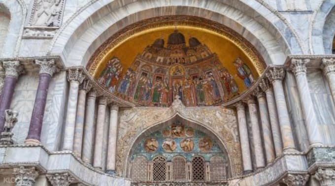 ▲ 華麗的雕刻及黃金鑲嵌畫，盡顯教堂的氣勢與光彩。