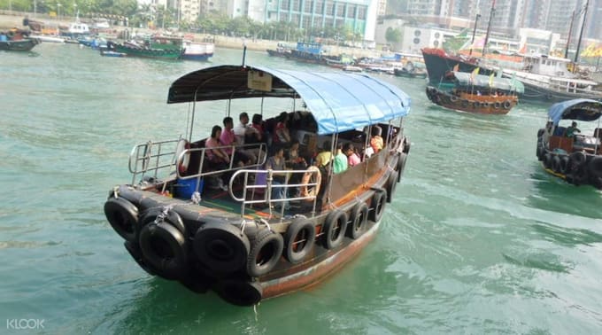 香港極具特色的水上交通工具「舢板船」。