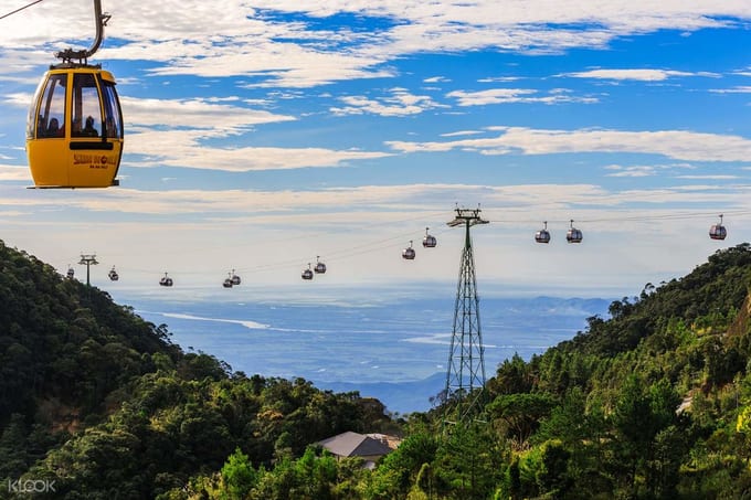 搭乘纜車穿越鬱鬱蔥蔥的森林，登頂巴拿山