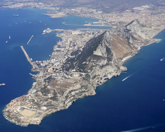直布羅陀空拍圖，可見其扼守海峽的戰略位置。